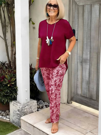 Zestaw składający się z jednokolorowej bluzki i spodni w stylu tie-dye