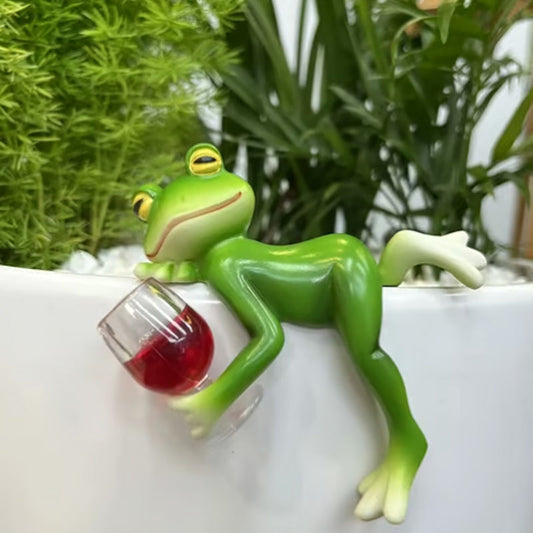 Miniaturowe figurki żab, dekoracje roślinne