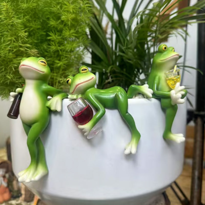 Miniaturowe figurki żab, dekoracje roślinne