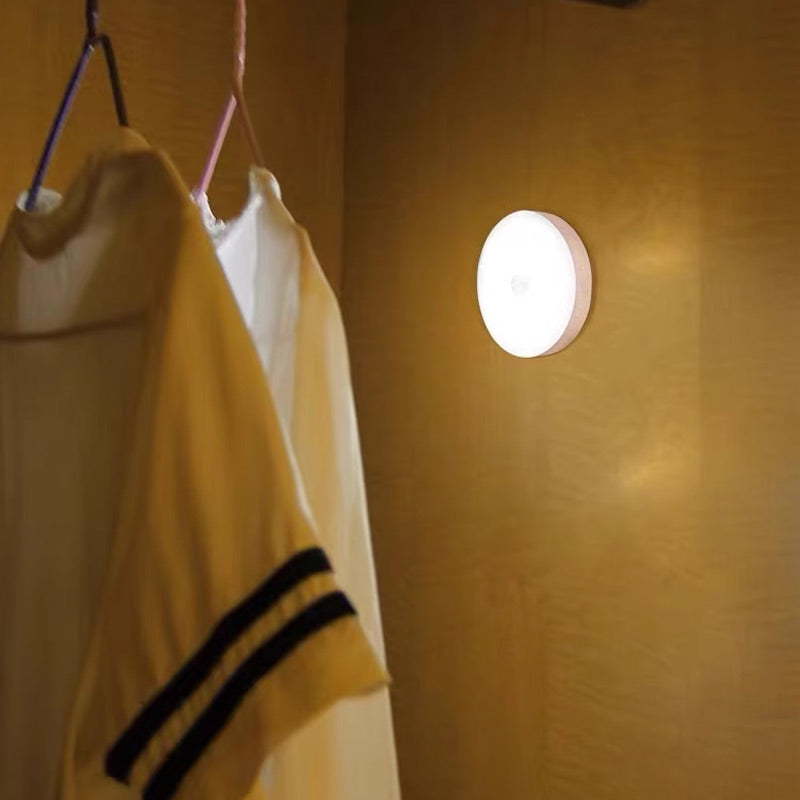 Kompaktowa lampka nocna z czujnikiem ruchu