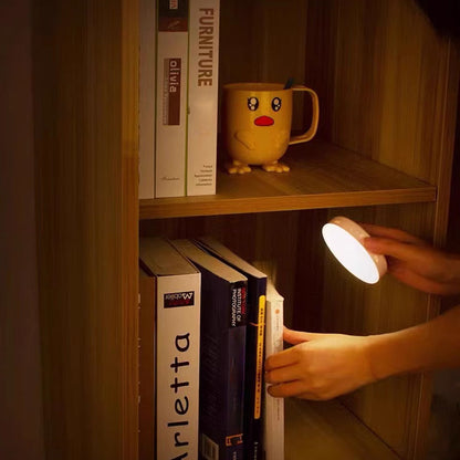 Kompaktowa lampka nocna z czujnikiem ruchu