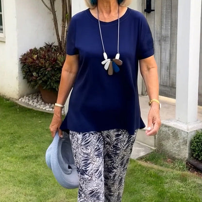 Zestaw składający się z jednokolorowej bluzki i spodni w stylu tie-dye