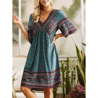 🌿☀️ TYLKO TERAZ –50%! 🌸 Damska sukienka boho w kwiaty z dekoltem w serek – wyraziste kwiatowe wzory i zwiewne rękawy