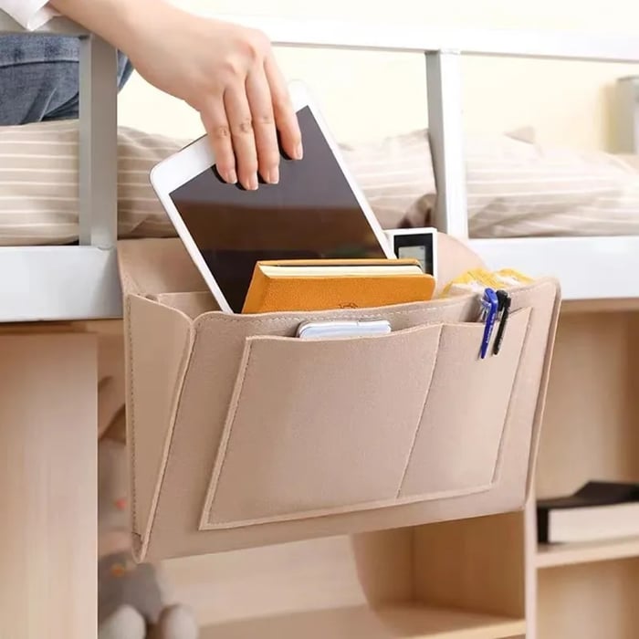 🛏️ Wisząca organizacyjna torba na łóżko – wielokieszeniowy organizer, filcowy pojemnik na tablet, książki, telefon i artykuły papiernicze 📚📱
